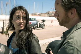 Bruno (Fabian Busch) bringt sich und Aliya (Sabrina Amali) in Gefahr.