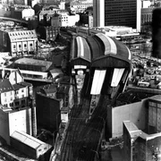 &bdquo;Der absurdeste Bahnhof Berlins&ldquo;, &bdquo;Das Labyrinth des Kalten Krieges&ldquo;, &bdquo;Der Bahnhof der Tr&auml;nen&ldquo;, &bdquo;Die H&ouml;llenpassage&ldquo; - Millionen Deutsche, Ostdeutsche und Westdeutsche, haben hier, am ber&uuml;hmtesten Bahnhof der deutschen Teilung, ihre pers&ouml;nlichen und direkten Grenzerfahrungen gemacht. Der Film erz&auml;hlt erstmals die Geschichte dieses geheimnisvollen Ortes. - Grenzbahnhof Friedrichstra&szlig;e.
