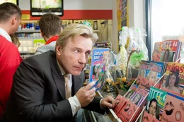 Bei seiner heimlichen Verfolgungsjagd wird Reinhard (J&ouml;rg Sch&uuml;ttauf) beinahe von Lina und Rafi erwischt. Flugs verbirgt er sich ausgerechnet hinter einem Zeitschriftenregal mit einschl&auml;gigen Magazinen ...