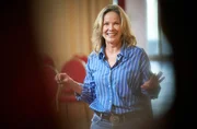 Bei einer Probe der Theater AG bricht Sabine (Ann-Kathrin Kramer) zusammen.