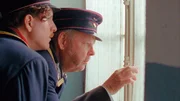 Die Bahnw&auml;rter Alfons (Fritz Roth, re.) und Milosz (Georg Tryphon) schauen aus dem Fenster