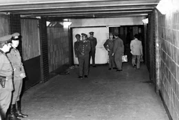 &bdquo;Der absurdeste Bahnhof Berlins&ldquo;, &bdquo;Das Labyrinth des Kalten Krieges&ldquo;, &bdquo;Der Bahnhof der Tr&auml;nen&ldquo;, &bdquo;Die H&ouml;llenpassage&ldquo; - Millionen Deutsche, Ostdeutsche und Westdeutsche, haben hier, am ber&uuml;hmtesten Bahnhof der deutschen Teilung, ihre pers&ouml;nlichen und direkten Grenzerfahrungen gemacht. Der Film erz&auml;hlt erstmals die Geschichte dieses geheimnisvollen Ortes. - Durchgang vom "Tr&auml;nenpalast" zum Bahnhof.