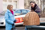 Von links: Uschi (Silke Popp) ist irritiert, als Sarah (Sophie Reiml) behauptet, dass es sich bei der zugelaufenen Katze um Jenny handelt.