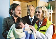 Leni hat ein gesundes M&auml;dchen auf die Welt gebracht. Der Vater (Thomas Schmauser) ist stolz, Anwalt Z&ouml;rnig (Heiner Lauterbach freut sich mit der &Auml;rztin (Anette Hellwig).