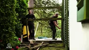 Marcel and his trainee Joshua replace an old wooden fence in Wuppertal.