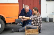 Stefan (Harald Krassnitzer, l.) und Paul (Christian Erdmann) schrauben am Bulli und sind froh, dass es endlich bergauf geht.