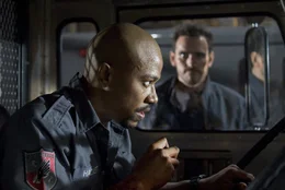 Als sich Ty (Columbus Short, l.) in dem gepanzerten Transporter in Sicherheit bringt, versuchen Cochrane (Matt Dillon, r.) und seine Kollegen alles, um ihn und den langsam verblutenden Cop dauerhaft zu beseitigen ...