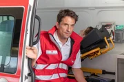Clemens Hoffmann (Oliver Mommsen) jobbt als Sanit&auml;ter.