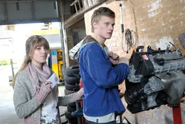 Julia (Greta Grimsdottir Hoff) ist in Leon (Timm-Marvin Schattling), den Azubi ihres Vaters, verliebt.