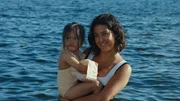 Malin (Nora Rios) und ihre kleine Tochter Skrollan (Clara Wachtmeister da Silva) genießen den Sommer auf Saltkrokan. Malin (Nora Rios) und ihre kleine Tochter Skrollan (Clara Wachtmeister da Silva) genießen den Sommer auf Saltkrokan.