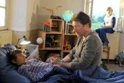 Peter (Michael Fitz) versucht seine Pfleges&ouml;hnen Theo (Thibault Serie, liegend) und Paul (Thilo Berndt) die Angst zu nehmen, dass sie bald in andere Familien kommen.
