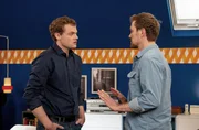 Charly (Nils Kreutinger, rechts) muss seinem Bruder Philipp (Philipp Schneider, KLD, links) versichern, dass er im Bezug auf Tina keinen Mist bauen wird. Weiteres Bildmaterial finden Sie unter www.br-foto.de.