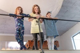 Benni (Felix Staudigl, li.), Kristina (Alice Prosser, Mitte) und Judy (Isabel Steszgal) m&ouml;chten ein Wort mitreden, bei wem sie leben sollen.