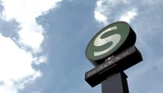 &bdquo;Der absurdeste Bahnhof Berlins&ldquo;, &bdquo;Das Labyrinth des Kalten Krieges&ldquo;, &bdquo;Der Bahnhof der Tr&auml;nen&ldquo;, &bdquo;Die H&ouml;llenpassage&ldquo; - Millionen Deutsche, Ostdeutsche und Westdeutsche, haben hier, am ber&uuml;hmtesten Bahnhof der deutschen Teilung, ihre pers&ouml;nlichen und direkten Grenzerfahrungen gemacht. Der Film erz&auml;hlt erstmals die Geschichte dieses geheimnisvollen Ortes. - S-Bahnhof Friedrichstra&szlig;e heute