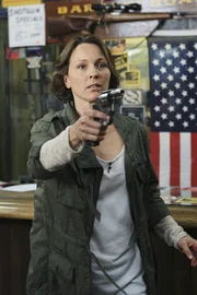 Das BAU-Team wird nach Tampa gerufen, um Shelley Chamberlain (Kelli Williams) zu stellen, die in einem Waffenladen ein Blutbad angerichtet hat ... Das BAU-Team wird nach Tampa gerufen, um Shelley Chamberlain (Kelli Williams) zu stellen, die in einem Waffenladen ein Blutbad angerichtet hat ...
