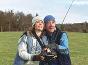 Fabian (Heio von Stetten) zeigt Christine (Ursula Buschhorn), wie man ein Modellflugzeug steuert.