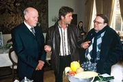 Jupp (Uwe Fellensiek, M.) und Achim (Gustav Peter W&ouml;hler, r.) befragen Ares Woodbine (Joost Siedhoff, l.), den Chef des Ermordeten.