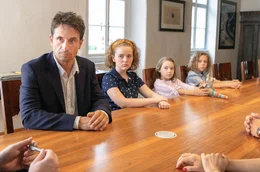 Clemens Hoffmann (Oliver Mommsen, vorne) muss sich entscheiden, ob er das Sorgerecht f&uuml;r Kristina (Alice Prosser, 2. v. li.), Judy (Isabel Steszgal) und Benni (Felix Staudigl, re.) annimmt.