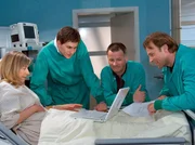 Roland (Thomas Rühmann, 2.von rechts) und Martin (Bernhard Bettermann, rechts) zeigen Jutta (Tatjana Blacher) stolz das Video vom Leipzig-Marathon. Von der ganzen Euphorie angesteckt, schafft es Jutta sogar, ihren Sohn Holger (Matthias Dietrich) davon zu überzeugen, im nächsten Jahr mitzulaufen. Roland (Thomas Rühmann, 2.von rechts) und Martin (Bernhard Bettermann, rechts) zeigen Jutta (Tatjana Blacher) stolz das Video vom Leipzig-Marathon. Von der ganzen Euphorie angesteckt, schafft es Jutta sogar, ihren Sohn Holger (Matthias Dietrich) davon zu überzeugen, im nächsten Jahr mitzulaufen.