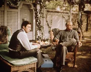 Michael (Al Pacino) und Don Vito Corleone (Marlon Brando) beratschlagen sich.
