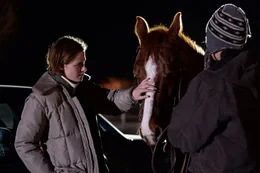 Certain Women  Sie streichelt das Pferd: Kirsten Stewart als Beth Travis, Lily Gladstone als Jamie  Copyright: SRF/2016 Clyde Park, LLC.