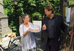 Carola Bleibtreu (Katerina Jacob) und Pfarrer Hans Liebenwein (Steffen M&uuml;nster) pflegen ihre Sympathien f&uuml;reinander.