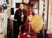 Nun ist es soweit, Asso (Adriano Celentano) hat sein Ziel fast erreicht. Silvia (Edwige Fenech), seine "Witwe", hat sich fuer ihre Hochzeit mit dem Bankier bereits hergerichtet...