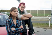 Lina (Isabel Bongard, l.) und Rafi (Matti Krause, r.) ahnen nicht, dass sie von Linas Eltern verfolgt werden ...