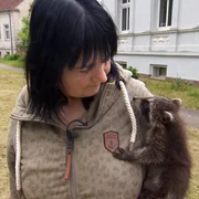 Ursula Sitter mit Waschb&auml;r