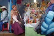Marlene Mamani Ramos (Mi.) verkauft &bdquo;Alasitas&ldquo; auf dem Markt der W&uuml;nsche in Puno. Hier treffen althergebrachte Inka-Traditionen auf den von den Spaniern eingef&uuml;hrten Katholizismus.