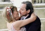 MDR Fernsehen IN LIEBE EINE EINS, am Mittwoch (01.02.12) um 23:35 Uhr. Hochzeitsglocken und ein gl&uuml;ckliches Paar: Leni (Anna Loos) heiratet Hagen Frey(Thomas Schmauser).
