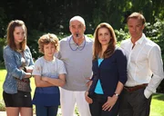 Opa Lukas (Walter Kreye, M.) ist der Schiedsrichter des Experimentes "Alle Macht den Kindern". Schon bald ger&auml;t der Rollentausch v&ouml;llig au&szlig;er Kontrolle und Lukas kann weder die Kinder Emily (Johanna Werner, l.) und Tommy (Max Boekhoff, 2.v.l.) noch die Eltern Hannah (Rebecca Immanuel, 2.v.r..) und Mattes (Hannes Jaenicke, r.) b&auml;ndigen ...