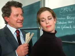 Seit der zehn Jahre zur&uuml;ck liegenden Scheidung von ihrem Kollegen Erik (Miroslav Nemec) ist die attraktive Mitdrei&szlig;igerin Christine Keller (Ursula Buschhorn) Single.