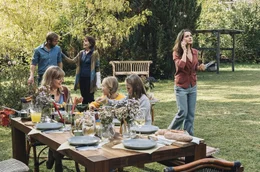 Katharina (Henriette Richter-R&ouml;hl) muss mal wieder telefonieren, w&auml;hrend ihr Freund Mike (Jochen Matschke), ihre Mutter Johanna (Thekla Carola Wied (hinten), ihre Schwester Jana (Christiane B&auml;rwald) und Nichten Marlene (Lilli von Hehn, am Tisch rechts) und Greta (Lynn Kremer, am Tisch Mitte) das Zusammensein genie&szlig;en.