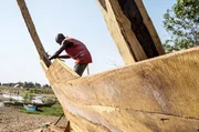 Arbeiter Cassy Adams in einer Werft nahe Kigoma, Tansania: Der Bootsbauer ist aus seinem Dorf in die südlich gelegenen Mahaleberge gereist, um auszuhelfen. Arbeiter Cassy Adams in einer Werft nahe Kigoma, Tansania: Der Bootsbauer ist aus seinem Dorf in die südlich gelegenen Mahaleberge gereist, um auszuhelfen.