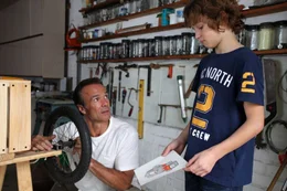 Gemeinsam mit seinem Vater soll Tommy (Max Boekhoff, r.) eine Seifenkiste f&uuml;r ein Rennen bauen. Doch Mattes (Hannes Jaenicke, l.) nimmt mit Feuereifer die ganze Sache in die Hand und registriert nicht, dass sein Sohn gerne mitgebaut h&auml;tte und zudem ein ganz anderes Design im Kopf hatte ...