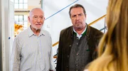Benedikt Beissl (Andreas Giebel, M.) stellt zusammen mit Alois Rittler (Sepp Schauer, l.) dessen Tochter Lena (Teresa Klammert, r.) zur Rede.