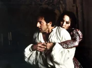 K&ouml;nigin Margot (Isabelle Adjani) m&ouml;chte Henri de Navarre (Daniel Auteuil) vor den t&ouml;dlichen Intrigen ihrer Familie sch&uuml;tzen.