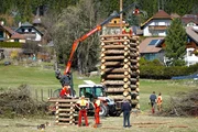 Die Landjugend Tamsweg baut Holzt&uuml;rme f&uuml;r das gro&szlig;e und kleine Osterfeuer
