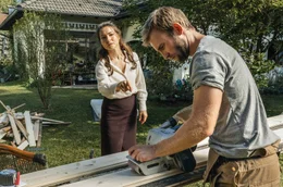 Sie ist der Boss! Katharina (Henriette Richter-R&ouml;hl, li.) macht dem Schreinermeister Mike (Jochen Matschke) Ansagen, was zu tun ist.