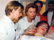 Auf dem Weg zur Trauung geraten die Braut und ihr zuk&uuml;nftiger Schwager in einen Autounfall. Dr. Kathrin Globisch und Oberschwester Ingrid leiten die Behandlung ein.