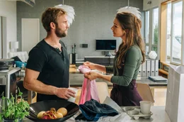 Ein neues Gro&szlig;stadt-Outfit: Die statusbewusste Katharina (Henriette Richter-R&ouml;hl) hat f&uuml;r Mike (Jochen Matschke) eingekauft.