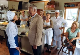 Hermann Augartner (Michael Greiling, 3. von links) sorgt im Restaurant, das Maria Lieblich (Thekla Carola Wied, links) gemeinsam mit Carola Bleibtreu (Katerina Jacob, 3. von rechts), Ernst Geyer (Rolf Kanies, 2. von rechts), Steffi Krieg (Mona Seefried, rechts) und ihren Angestellten betreibt, f&uuml;r einen Eklat.