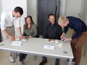 Die ProbandInnen bekommen das Fr&uuml;hst&uuml;ck f&uuml;r den Testversuch serviert.