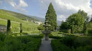 In Neustift bei Brixen wird hingegen mittelalterliches Wissen in barocker Aufmachung erhalten: der kl&ouml;sterliche Nutzgarten ist barocker Symmetrie unterworfen und wird von einem 280 Jahre alten Mammutbaum bewacht.