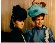 v.li.: Rebecca 'Becky' McLintock (Stefanie Powers), Katherine Gilhooley McLintock (Maureen O'Hara)