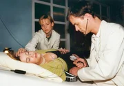 Nach einem Disput mit Prof. Simoni erleidet die schwangere Sarah Marquardt (Alexa Maria Surholt, links) einen Zusammenbruch. Koennen Dr. Globisch (Andrea Kathrin Loewig, Mitte) und Dr. Kreutzer (Holger Daemgen) eine Fehlgeburt verhindern? Nach einem Disput mit Prof. Simoni erleidet die schwangere Sarah Marquardt (Alexa Maria Surholt, links) einen Zusammenbruch. Koennen Dr. Globisch (Andrea Kathrin Loewig, Mitte) und Dr. Kreutzer (Holger Daemgen) eine Fehlgeburt verhindern?