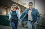 Heike (Sinja Dieks, l.) und Markus (Max Hemmersdorfer, r.) sind gl&uuml;cklich.