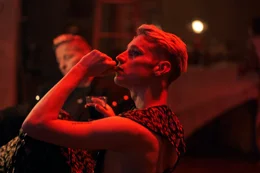 Toby (John McCrea) hegt insgeheim Gef&uuml;hle f&uuml;r seinen Mitbewohner und Freund Jules.