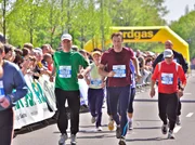 Roland (Thomas Rühmann, grünes Trikot) und Martin (Bernhard Bettermann, lila Trikot) haben es tatsächlich geschafft und kommen mit letzten Kräften im Ziel an. Roland (Thomas Rühmann, grünes Trikot) und Martin (Bernhard Bettermann, lila Trikot) haben es tatsächlich geschafft und kommen mit letzten Kräften im Ziel an.